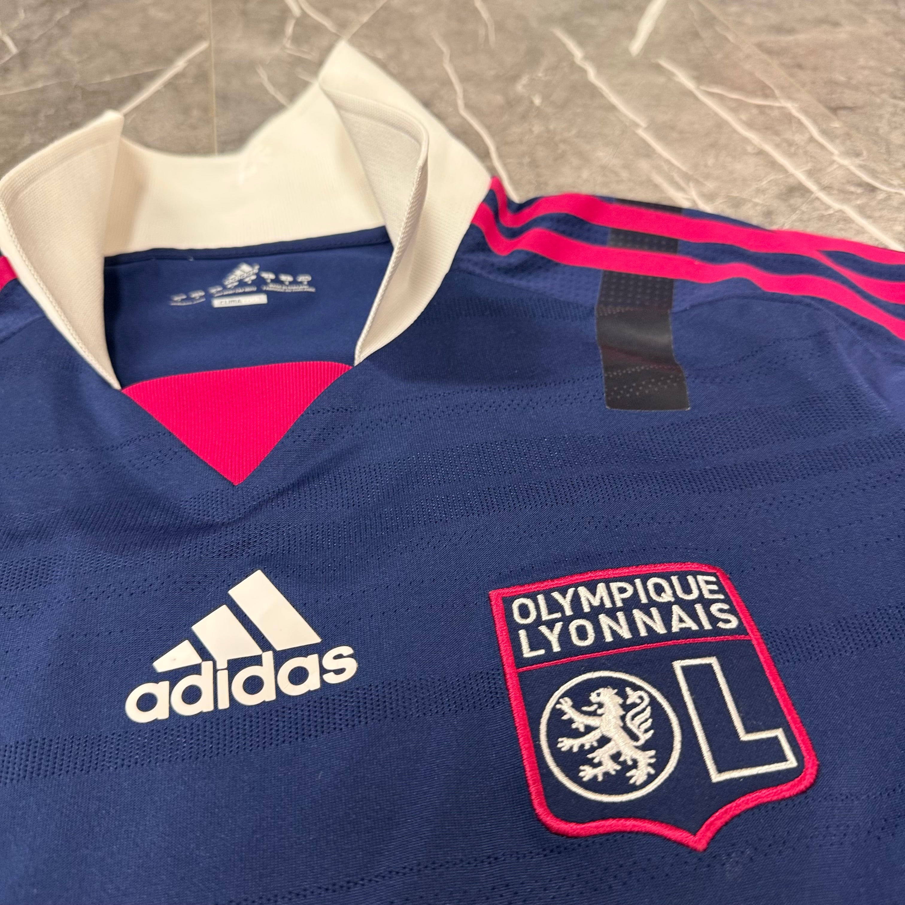 Adidas Olympique Lyon Vintage 2010/2011 Auswärtstrikot – TechFit Edition – Dunkelblau/Pink – Sammlerstück