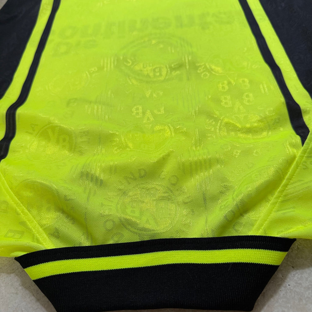Borussia Dortmund (BVB 09) 1990er Jahre Retro
Trikot mit Autogrammen