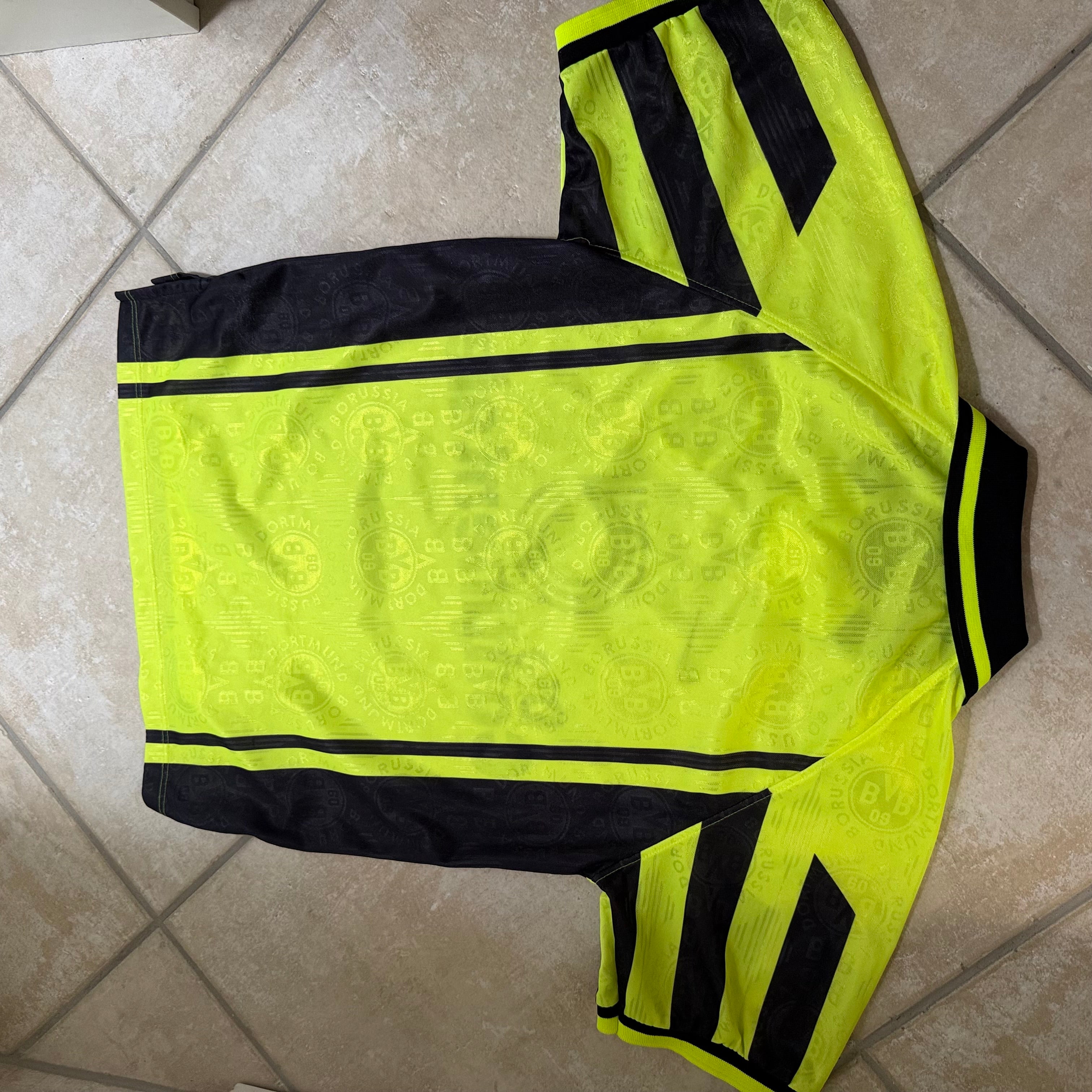 Borussia Dortmund (BVB 09) 1990er Jahre Retro
Trikot mit Autogrammen