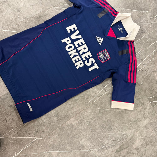 Adidas Olympique Lyon Vintage 2010/2011 Auswärtstrikot – TechFit Edition – Dunkelblau/Pink – Sammlerstück