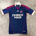 Adidas Olympique Lyon Vintage 2010/2011 Auswärtstrikot – TechFit Edition – Dunkelblau/Pink – Sammlerstück