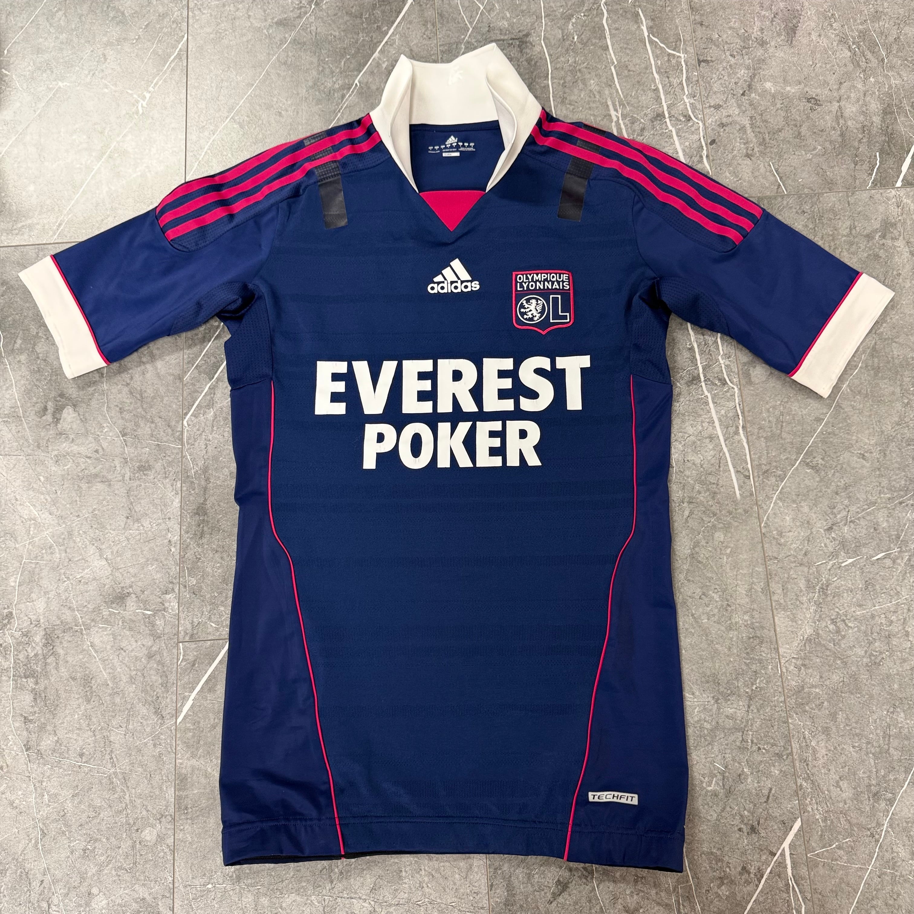 Adidas Olympique Lyon Vintage 2010/2011 Auswärtstrikot – TechFit Edition – Dunkelblau/Pink – Sammlerstück