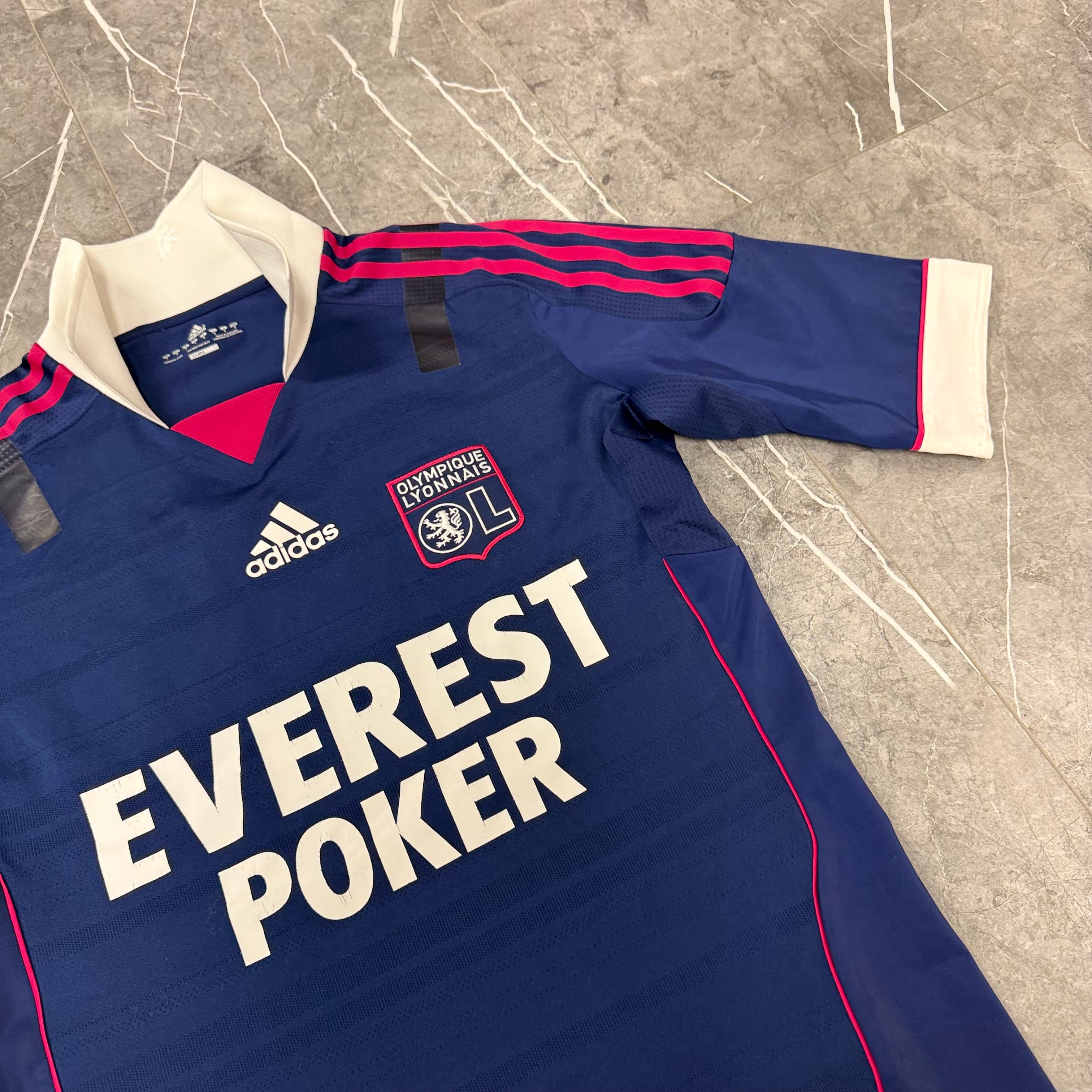 Adidas Olympique Lyon Vintage 2010/2011 Auswärtstrikot – TechFit Edition – Dunkelblau/Pink – Sammlerstück