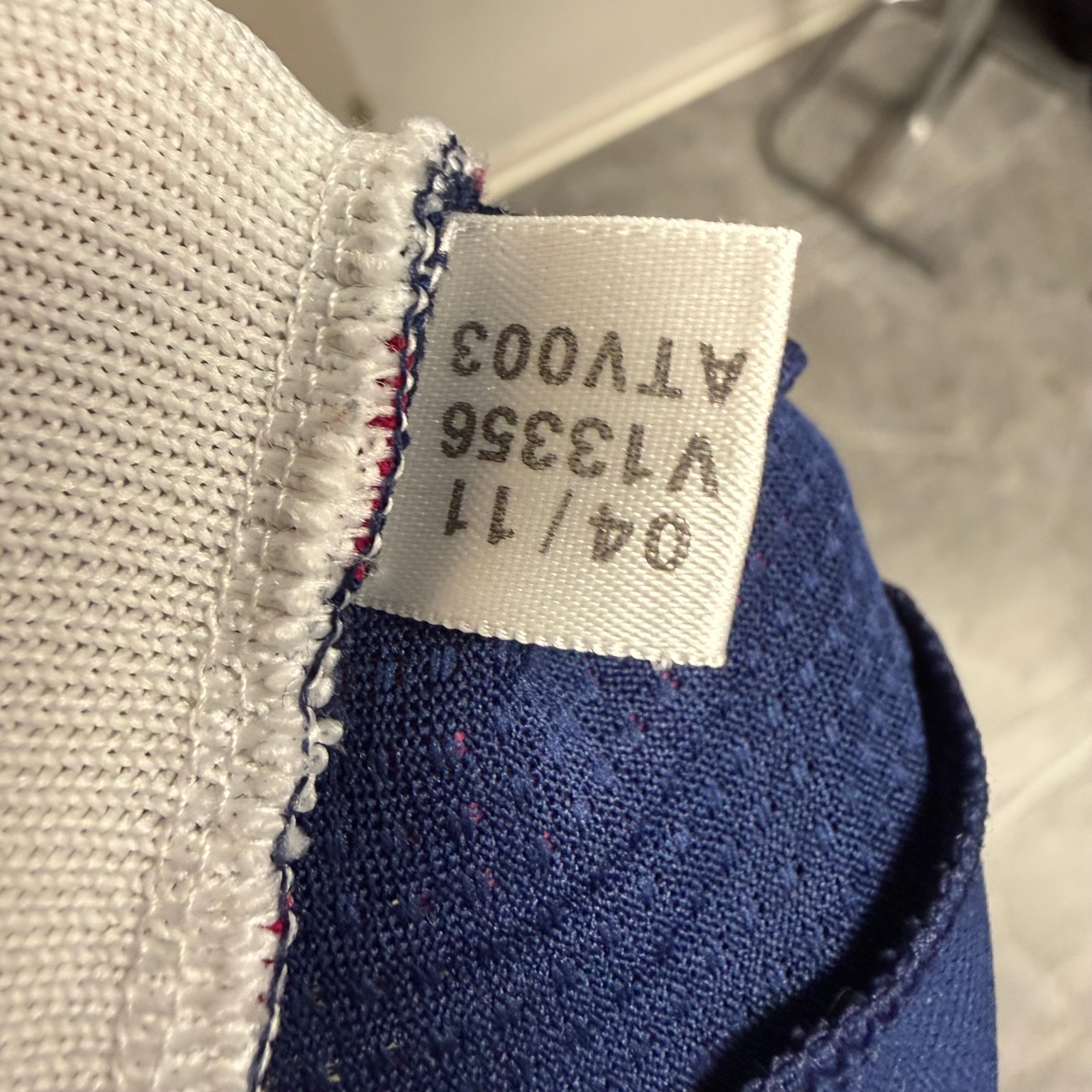 Adidas Olympique Lyon Vintage 2010/2011 Auswärtstrikot – TechFit Edition – Dunkelblau/Pink – Sammlerstück